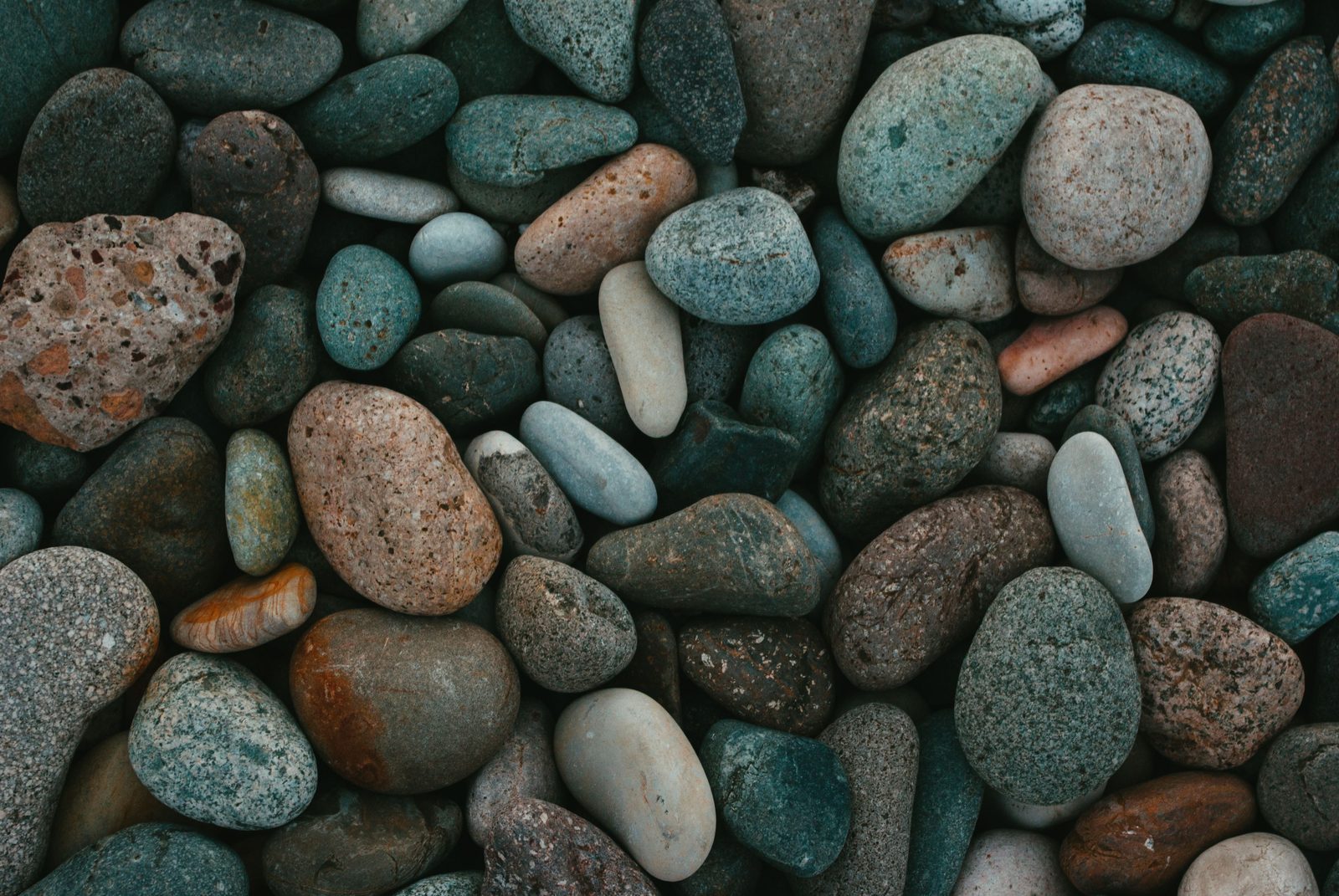 Colored gravel packs